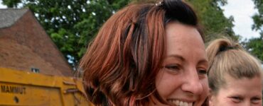 Natalie Möhring (links) und Alexandra Barsnik bemalen das Langendorfer „Krippe-on-tour“-Mobil für die Abschiedstour: Corona-Zeiten erforden besondere Maßnahmen, die Erzieherinnen fahren zu ihren Zöglingen.