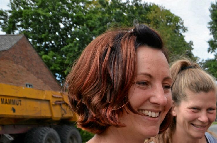 Natalie Möhring (links) und Alexandra Barsnik bemalen das Langendorfer „Krippe-on-tour“-Mobil für die Abschiedstour: Corona-Zeiten erforden besondere Maßnahmen, die Erzieherinnen fahren zu ihren Zöglingen.