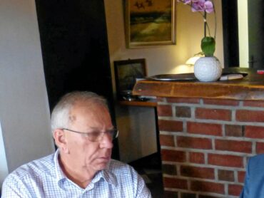 Vorsitzender Ernst Stelte (links) überreichte Walter Jacobs (rechts) ein sehr altes Porzellan-Medaillon am Bande. Bürgermeister Detlef Schrank zählte ebenfalls zu den Gratulanten.