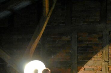 Spärlich beleuchtete Bühne, passend zu der hypnotisch-elegischen Musik: Die Berliner Indie-Band Carolina Lee um Frontfrau Nadja Höhfeld spielte am Sonnabend live in Soven und stellte neue Songs vor.