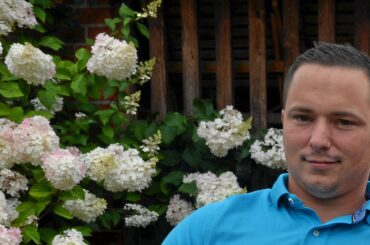 Emma Marie auf dem Arm ihres Vaters Nico Spindler, der auch Schwesterchen Mia-Julie (3) hält, daneben der große Bruder Dario (8) und Mutter Nina Spindler.