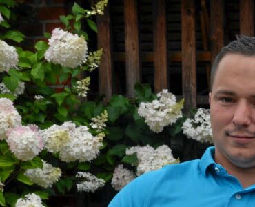 Emma Marie auf dem Arm ihres Vaters Nico Spindler, der auch Schwesterchen Mia-Julie (3) hält, daneben der große Bruder Dario (8) und Mutter Nina Spindler.