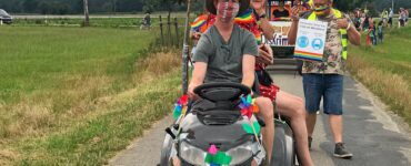 Einer der ganz wenigen CSD-Umzüge fand im Wendland statt: Fröhlich, aber nicht ohne politische Forderungen feierten rund 500 CSD-Fans am Sonnabend rings um Salderatzen.