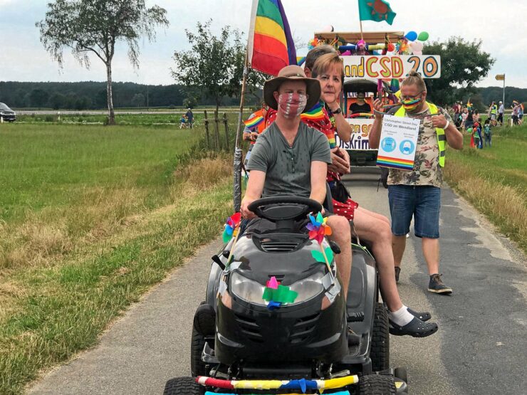Einer der ganz wenigen CSD-Umzüge fand im Wendland statt: Fröhlich, aber nicht ohne politische Forderungen feierten rund 500 CSD-Fans am Sonnabend rings um Salderatzen.
