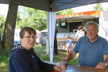 Beate Häfke und Sigmar Beck freuen sich über die derzeitige gastronomische Lösung am See-Ende - aber eine Gaststätte müsse dennoch her.