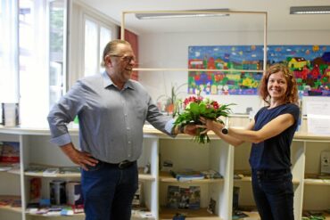 Da kam Freude auf: Anlässlich ihres ersten Arbeitstages überreichte Bürgermeister Reinhold Suhrau der neuen Leiterin der Dömitzer Stadtinfo, Mandy Botzler, einen Blumenstrauß.