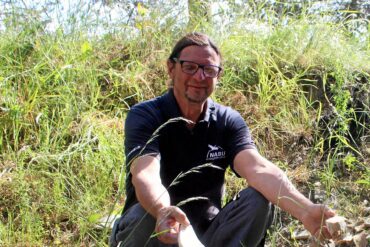 Klaus Müller vom NABU Lüchow-Dannenberg fand illegal entsorgte und zerschlagene Keramikwaschtische an den Lübbower Teichen.