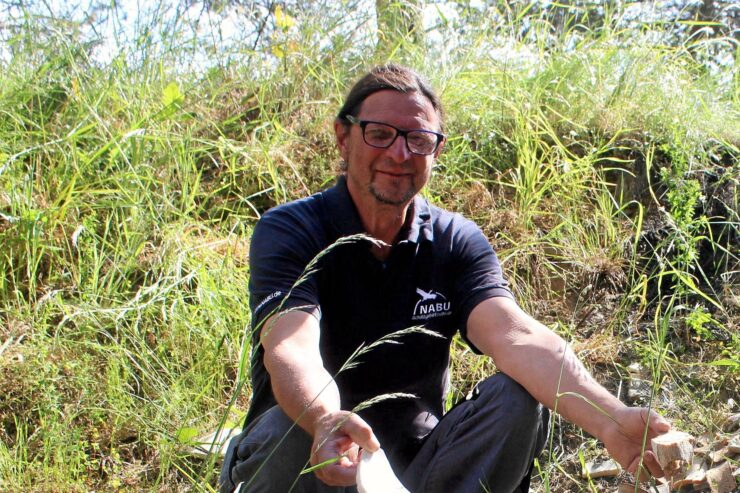 Klaus Müller vom NABU Lüchow-Dannenberg fand illegal entsorgte und zerschlagene Keramikwaschtische an den Lübbower Teichen.