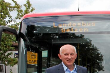 Freude auf beiden Seiten: Zukünftig verbindet die beiden Kreisstädte Lüchow und Uelzen wieder eine gemeinsame durchgehende Buslinie. Landrat Jürgen Schulz (Lüchow-Dannenberg) und Landrat Dr. Heiko Blume (Uelzen) trafen sich an der Haltestelle in Rosche, um die Kooperationsvereinbarung zu unterzeichnen.
