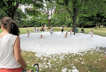 Ein Riesenspaß – vor allem für die jüngsten Gäste des Waddeweitzer Sommerfestes – ist stets die Schaumparty.