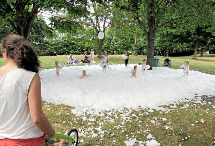 Ein Riesenspaß – vor allem für die jüngsten Gäste des Waddeweitzer Sommerfestes – ist stets die Schaumparty.