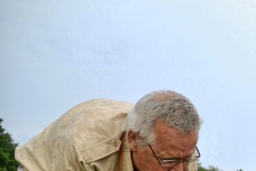 Gern führten Wissenschaftler Fred Bos (von links), Landwirt Harry Bergmann und seine Tochter Stefanie auf den Feldlilienpfad bei Govelin.