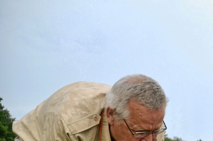 Gern führten Wissenschaftler Fred Bos (von links), Landwirt Harry Bergmann und seine Tochter Stefanie auf den Feldlilienpfad bei Govelin.