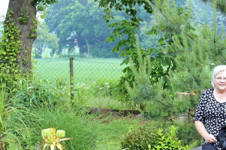 Anneliese und Uwe Mohr mit Hund Gismo an einem ihrer lauschigen Gartenplätze.