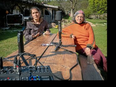 Rosie Schoppe (rechts) und Mariam Schoppe bei der Aufnahme in Mützingen: Das Projekt Virtuelle Landpartie portraitiert Macher der Wunderpunkte.