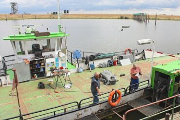 In der vergangenen Woche wurden endlich zwei neue Motoren in die Schnackenburger Fähre eingebaut. Sie kann jetzt wieder zu den gewohnten Zeiten verkehren.
