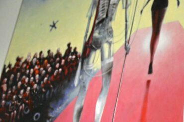 Dietmar Buchmann vor seinem Gemälde „Catwalk“ - seine Ausstellung im Oktogon Hitzacker wurde am Sonnabend eröffnet.