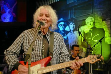 Weltklasse-Gitarrist Albert Lee markiert mit seinem Konzert den Saisonauftakt des Stones-Museums am 1. April ab 20 Uhr. Lee wird von drei Musikern begleitet.