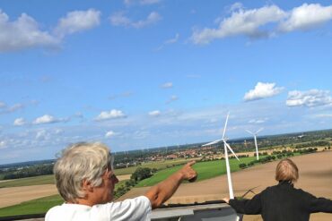 Geschäftsführer Dieter Schaarschmidt des Wendland-Wind-Bürgerenergieprojektes in Jeetzel beim Blick von einer der vier Altanlagen.