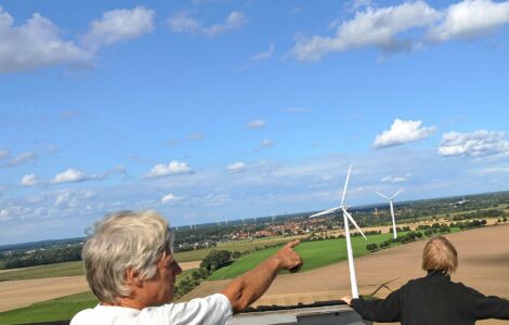 Geschäftsführer Dieter Schaarschmidt des Wendland-Wind-Bürgerenergieprojektes in Jeetzel beim Blick von einer der vier Altanlagen.