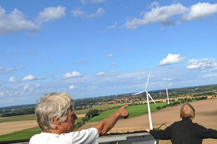 Geschäftsführer Dieter Schaarschmidt des Wendland-Wind-Bürgerenergieprojektes in Jeetzel beim Blick von einer der vier Altanlagen.