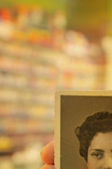 Wer vermisst dieses Foto einer unbekannten Schönheit?