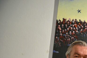 Dietmar Buchmann (links) vor seinem Gemälde „Catwalk“ – er wurde von Peter Wieczorek im Oktogon Hitzacker am Sonnabend vorgestellt.